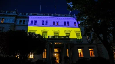 Στα χρώματα της Ουκρανίας φωταγωγήθηκε το Προεδρικό Μέγαρο