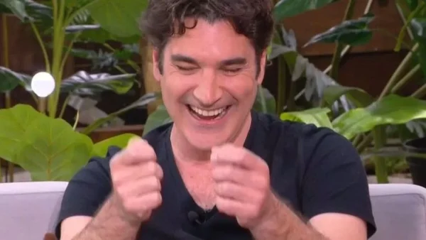 «Είσαι πάντα ο...» - Έμεινε "παγωτό" ο Παπακαλιάτης με την επική ατάκα της Μενεγάκη