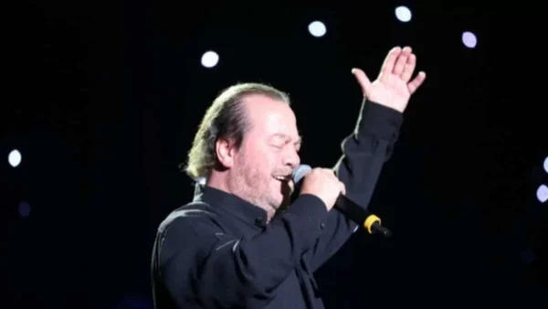 Κούκλα καστανομάλλα - Η πρώτη σύζυγος του Γιάννη Πάριου με την οποία έκανε τον Θανάση και τον Χάρη