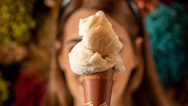 Το πιο περιζήτητο παγωτό στην Αθήνα για φέτος - Ουρές χιλιομέτρων έξω από το μαγαζί για μια μπάλα