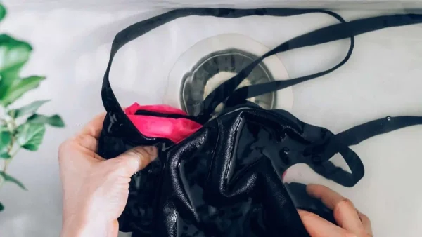 Καθάρισε το μαγιό σου από λεκέδες φαγητού και κοκτέιλ - Πασπάλισε το με μαγειρική σόδα και...