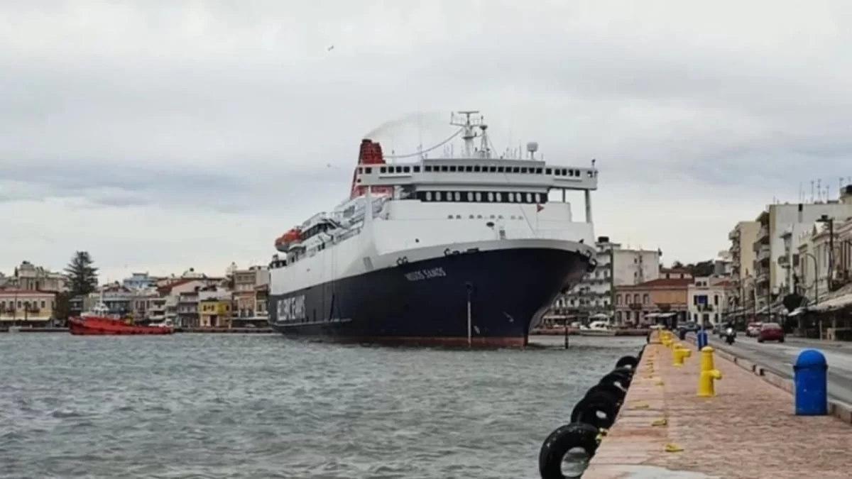 Κακοκαιρία Χίος: Μεγάλη ανησυχία - Το πλοίο "Νήσος Σάμος" με 332 επιβάτες δεν μπορεί να δέσει στο λιμάνι