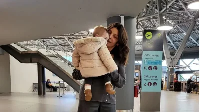 «Με κατσιάσανε πια!» - Στιγμές ευτυχίες για την Πόπη Τσαπανίδου αγκαλιά με τον εγγονό της