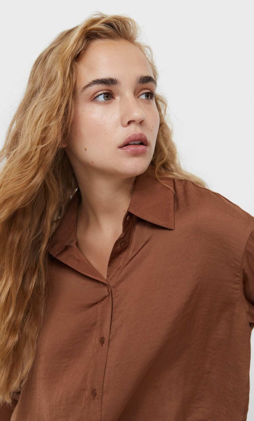 Καφέ πουκάμισο από τα Stradivarius