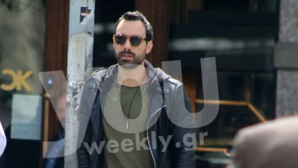 Σάκης Τανιμανίδης: Πόζαρε με το μπουρνούζι της Χριστίνας Μπόμπα και "έριξε" το Instagram