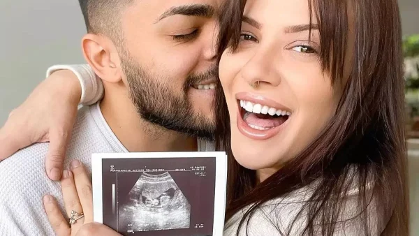 Ο Χρήστος Σαντικάι "λιώνει" στο πλευρό της Λάουρας Νάργες - Απαθανατίζει την αγαπημένη του με φουσκωμένη κοιλίτσα