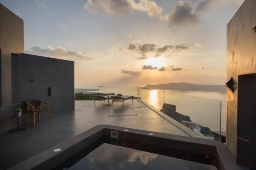 Φίλιππος Μιχόπουλος ξενοδοχείο Σαντορίνη