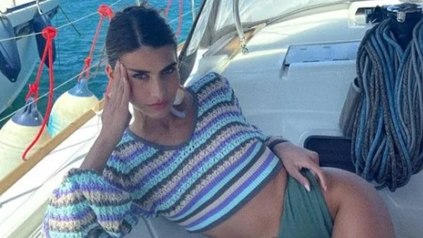 Μπουστάκι και μίνι φούστα - Στα γενέθλια του Γιώργου Σαμπάνη η Ιωάννα Σαρρή με αποκαλυπτικό outfit