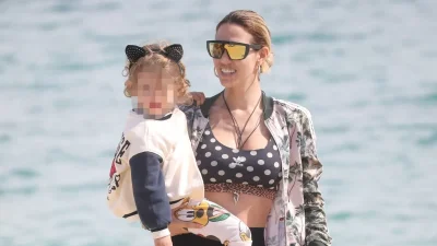 Αχώριστη η Σάσα Μπάστα με την κούκλα κόρη της - Αποκλειστικές φωτογραφίες από την βόλτα τους στη Μύκονο