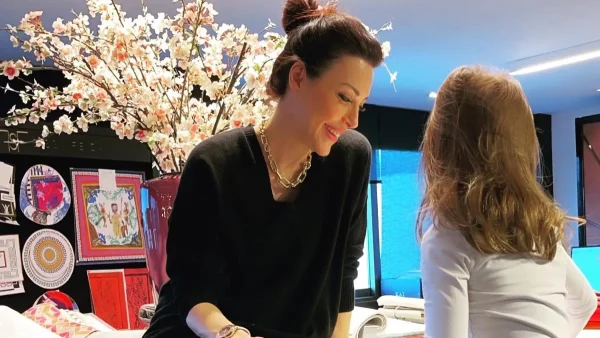 Ολόκληρο κορίτσι η κόρη της Σίσσυ Φειδά - Ξεκίνησε τις βουτιές και κολυμπάει σαν δελφίνι