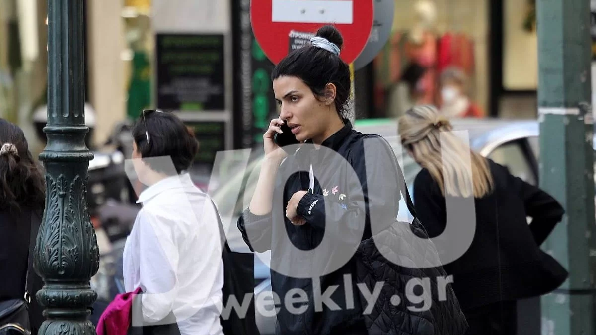 Ντυμένη στα μαύρα και βιαστική - Η Τόνια Σωτηροπούλου εντοπίστηκε στους δρόμους της Αθήνας