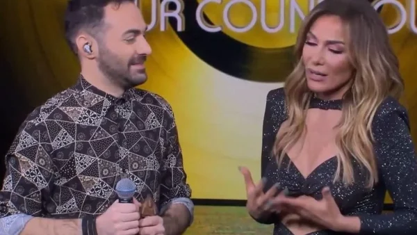 «Μου θυμίζει τον πατέρα μου, θέλω να βάλω τα κλάματα!» - "Λύγισε" η Βανδή στον αέρα του Chart Show