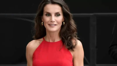 Σάλος με την Βασίλισσα Λετίσια - Φορούσε το ίδιο φόρεμα με τη γυναίκα που βράβευσε