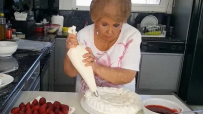 Δροσερό γλυκό ψυγείου από την Βέφα Αλεξιάδου - Με φράουλες και χυμό λεμονιού