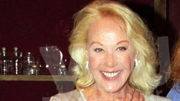 Σπάνιες φωτογραφίες της Ζωής Λάσκαρη με τις κόρες της