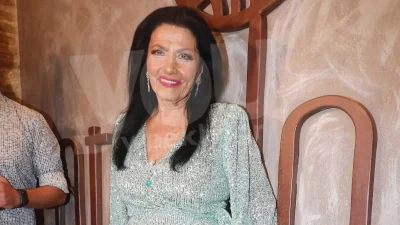 Απαστράπτουσα η Ζωζώ Σαπουντζάκη -  Η εντυπωσιακή τούρτα έκπληξη στα γενέθλιά της