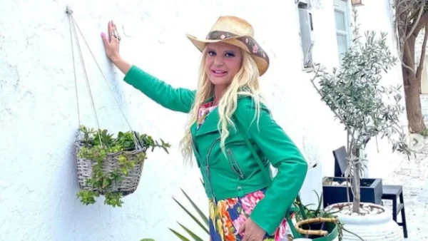 Μαυρισμένη με φόρεμα που κόβει την ανάσα - Σούσουρο με την νέα εμφάνιση της Μαρίνας Πατούλη στην Μύκονο