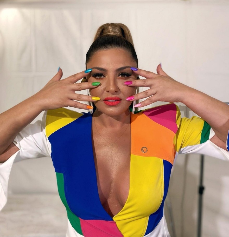 Έλενα Παπαρίζου