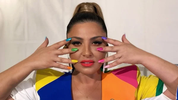 Έμειναν όλοι άφωνοι: H συγκλονιστική εμφάνιση της Έλενας Παπαρίζου στο Athens Pride 2022