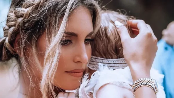 Το υπέροχο set της Αθηνάς Οικονομάκου στη βάφτιση της κόρης της - Εσύ θα το φορούσες;