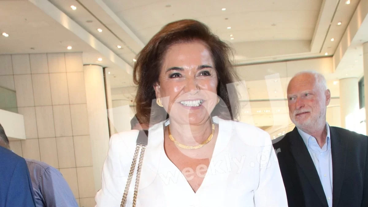 Χαμογελαστή και ντυμένη στα λευκά - Τράβηξε τα βλέμματα στο Μέγαρο Μουσικής η Ντόρα Μπακογιάννη