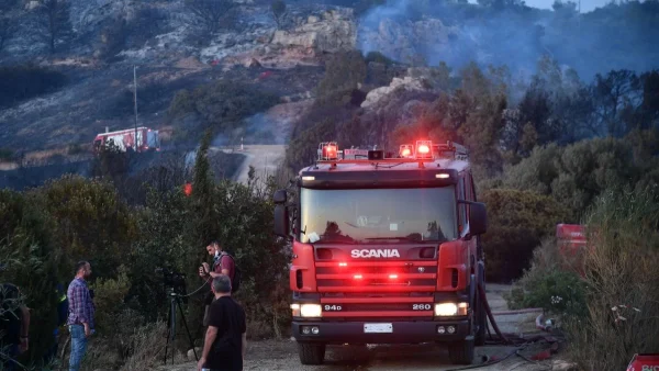Υπό μερικό έλεγχο η φωτιά στη Βούλα - Η ανακοίνωση της πυροσβεστικής