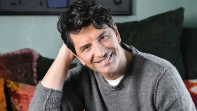 Βράζει φλούδες ανανά με κανέλα και... - Το σπιτικό τσάι του Σάκη Ρουβά που βοηθάει στην πέψη