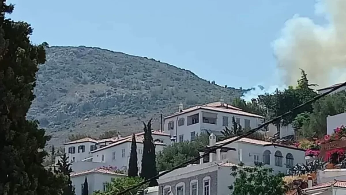 Μεγάλη πυρκαγιά στην Ύδρα - Απειλούνται σπίτια