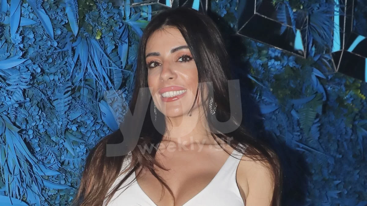 Με ανοιχτό ντεκολτέ και στενό λευκό φόρεμα - "Μοίρασε" εγκεφαλικά η Μίνα Αρναούτη με την νέα εμφάνισή της