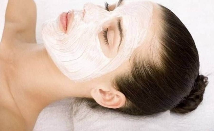 Η ιδανική μάσκα ομορφιάς με γάλα και αβοκάντο για το καλοκαίρι