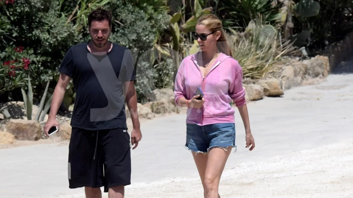 Δούκισσα Νομικού - Δημήτρης Θεοδωρίδης: Χλιδάτο με τεράστια πισίνα και θέα θάλασσα το σπίτι τους στην Μύκονο