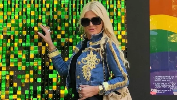 Φανερά αδυνατισμένη η Μαρίνα Πατούλη στη νέα της φωτογραφία - Πόζαρε με καυτό σορτσάκι και στέμμα στα μαλλιά