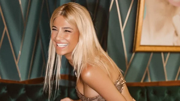 49 χρονών και ξανθιά - Αυτή η τραγουδίστρια είναι η σωσίας της Φαίης Σκορδά