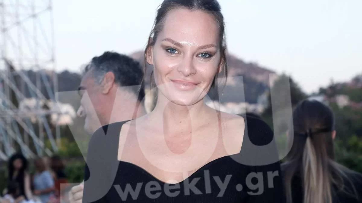 Με κοντό τζιν σορτσάκι και τακούνια - Τράβηξε όλα τα βλέμματα η Υβόννη Μπόσνιακ στην συναυλία του Ρέμου