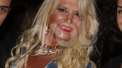 Στα σοκάκια της Μυκόνου με μίνι φόρεμα που είχε αβυσσαλέο ντεκολτέ - Βραδινό έξοδος για την Μαρίνα Πατούλη