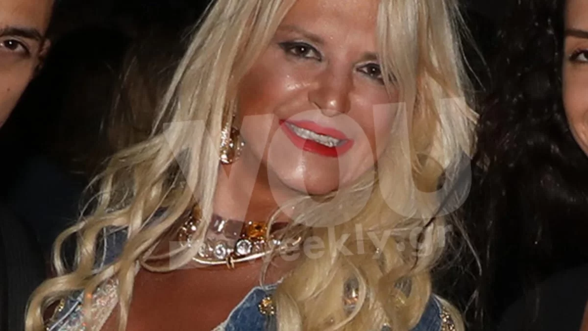 Στα σοκάκια της Μυκόνου με μίνι φόρεμα που είχε αβυσσαλέο ντεκολτέ - Βραδινό έξοδος για την Μαρίνα Πατούλη