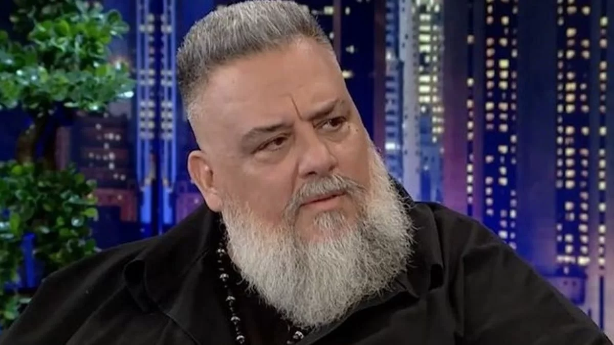 «Τους έντεχνους τους φτύνω στα μούτρα!» - "Έμεινε κάγκελο" ο Αρναούτογλου στον αέρα του The 2night Show