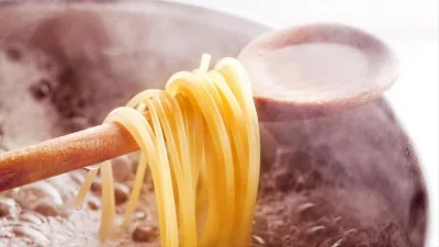 Φοβερό τρικ: Πώς να μην αργούν να βράσουν τα μακαρόνια - Το μυστικό είναι στο αλάτι