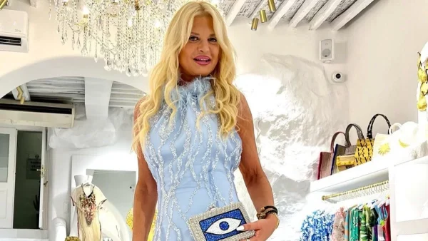 Ντυμένη στα λευκά έξω από το μαγαζί της - Με μίνι φόρεμα η Μαρίνα Πατούλη