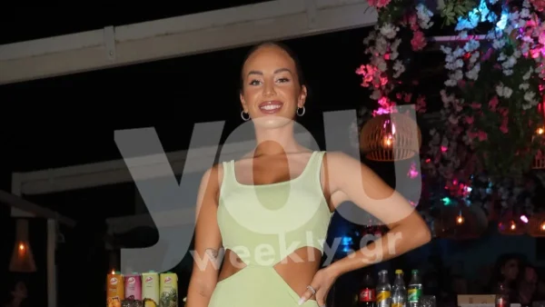 Απίστευτη η ομοιότητά τους - Με λαχανί φόρεμα στα μπουζούκια η Ανδρομάχη με την αδερφή της