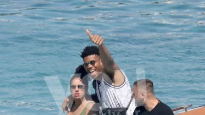 Χαζομπαμπάς με τα όλα του ο Γιάννης Αντετοκούνμπο - Κυνηγούσε τον γιο του στα σοκάκια της Μυκόνου