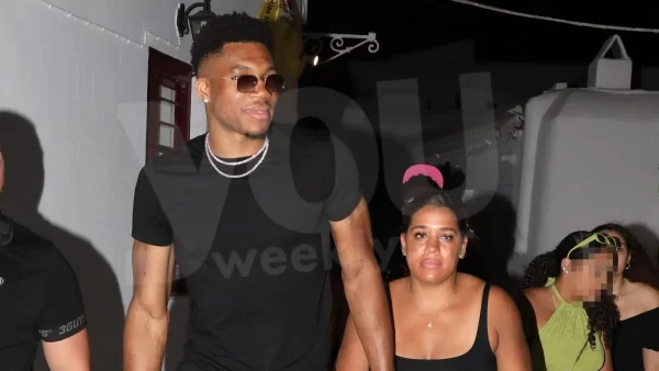 Τρελά ερωτευμένος ο Γιάννης Αντετοκούνμπο με την αγαπημένη του Μαράια - Κρατιούνται χέρι χέρι στα στενά της Μυκόνου