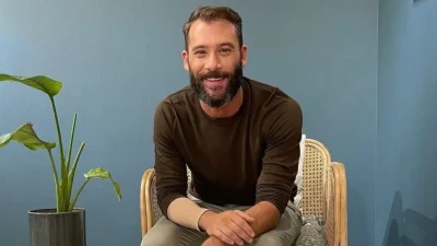 Δεν άφησε τίποτα στην φαντασία ο Αντίνοος Αλμπάνης: Πόζαρε χωρίς μαγιό στην παραλία και "έριξε" το instagram