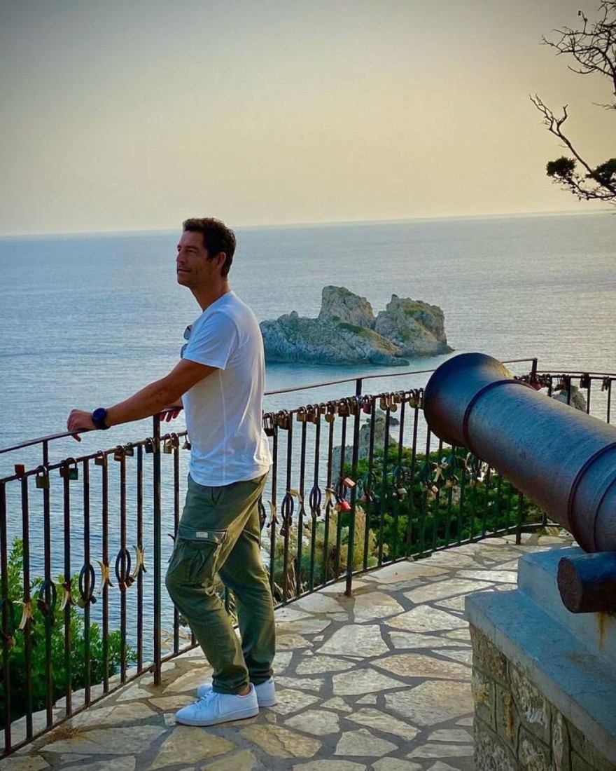 Ο Απόστολος Ρουβάς αγναντεύει στην Κέρκυρα