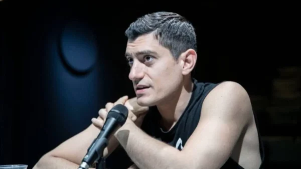 Με ίδια μαλλιά και χαρακτηριστικά - Σαν δύο σταγόνες νερό ο Αργύρης Πανταζάρας με τον πατέρα του