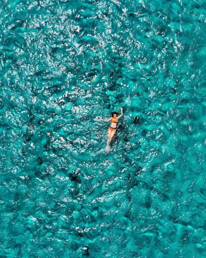 Η Ηλέκτρα Αστέρη κολυμπά σε καταγάλανα νερά