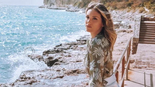 Την κοιτούσε όλο το νησί - Το φόρεμα αξίας 320 ευρώ που φόρεσε η Αθηνά Οικονομάκου στις Σπέτσες