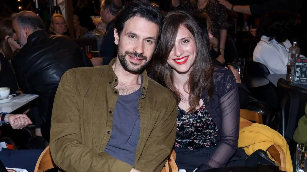 Γάμος Αυγουστίδη - Κρασσά: Το εναλλακτικό νυφικό και η φοβερή λεπτομέρεια στα μαλλιά της νύφης