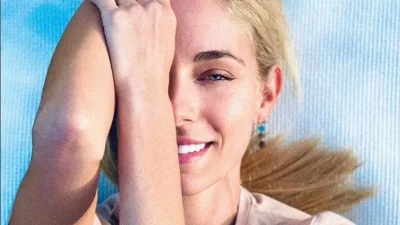 Λιάζεται στον ήλιο άβαφη και "ρίχνει" το Instagram - Το πρόσωπό της Δούκισσας Νομικού χωρίς ίχνος μακιγιάζ