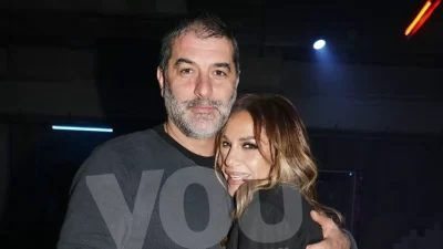 Ο Μπισμπίκης στα παρασκήνια της συναυλίας της Δέσποινας Βανδή - Φωτογραφία από πίσω